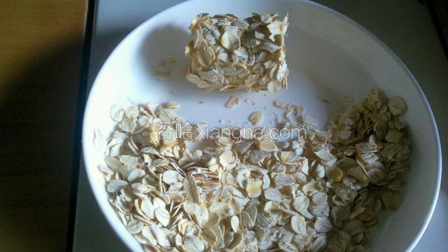 最后放麦片里使香蕉段上沾满麦片