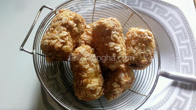 炸到麦片变色盛出晾一下