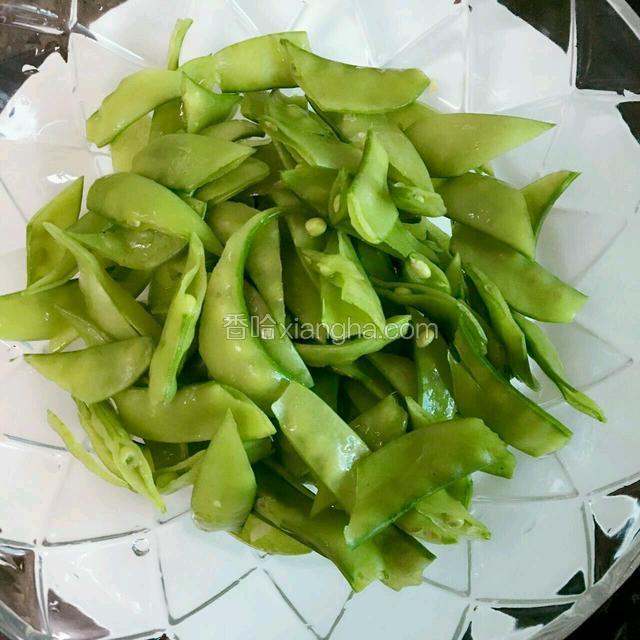 荷兰豆去须清洗干净、斜切一刀