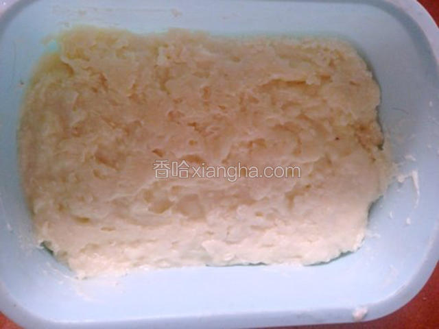 倒入盒子铺满铺均匀，冷藏3个小时左右