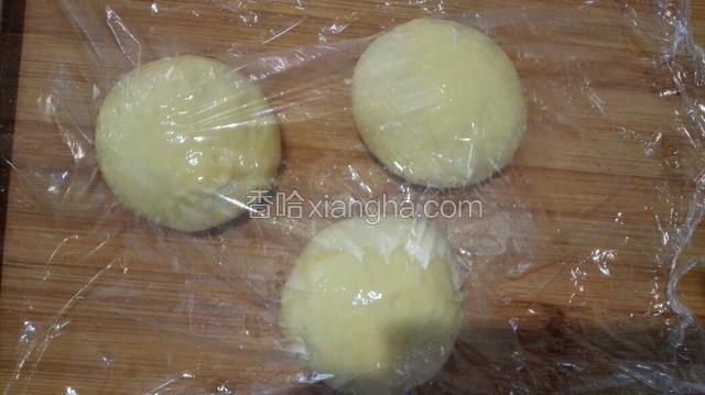 再在面包机里发酵，发酵好，分三份，揉圆盖上保鲜膜松驰二十分钟。