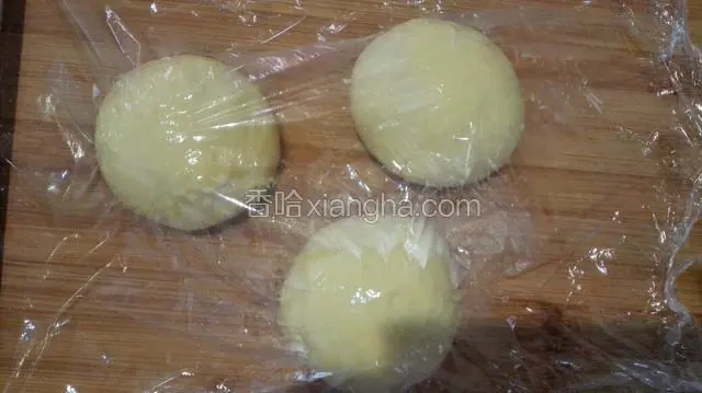 再在面包机里发酵，发酵好，分三份，揉圆盖上保鲜膜松驰二十分钟。