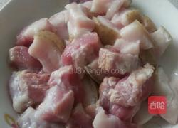 红烧肉炖土豆的做法图解1