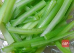 凉拌西芹的做法图解3