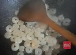 Illustration of how to stir-fry shrimps with egg white 4