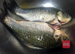 鲫鱼萝卜丝汤的做法图解1