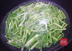 蒜苗炒肉片的做法图解3