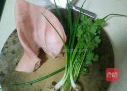 电饭煲版闷猪耳的做法图解1