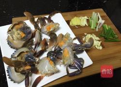 姜葱炒蟹的做法图解1