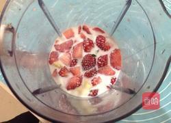 香蕉草莓奶昔的做法图解3
