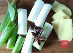 冰糖猪蹄的做法图解1