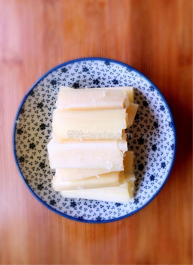 甘蔗洗净 ，切成小段。