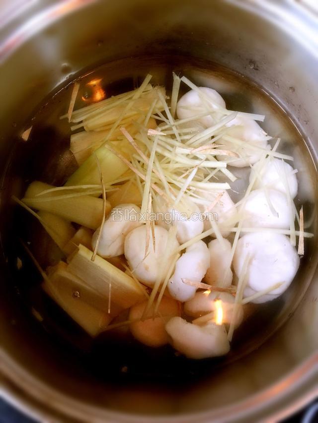 把所有准备好的材料放入锅内，加四倍的清水，大火煮沸后转小火慢炖30分钟即可。