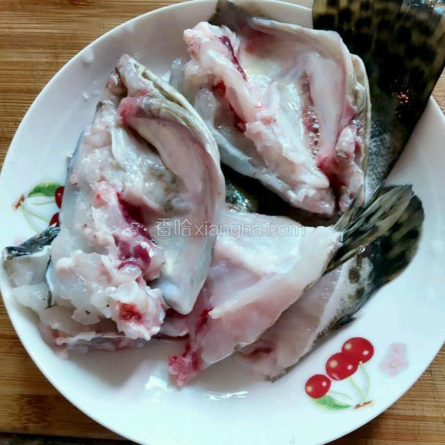 鱼头.鱼尾清洗干净装盘