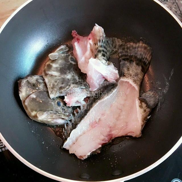 放少许花生油.盐.白酒腌制