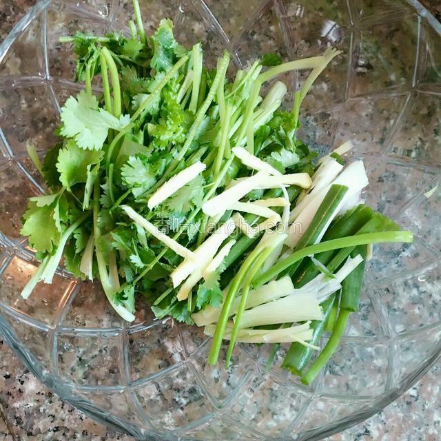 姜切丝.葱.香菜切段