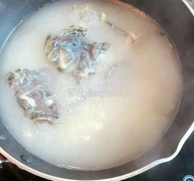 在煎好的鱼锅加入适量的开水，姜丝，大火煮沸改小火10至20分钟
