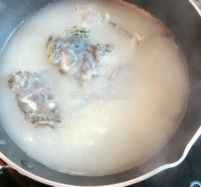 在煎好的鱼锅加入适量的开水，姜丝，大火煮沸改小火10至20分钟