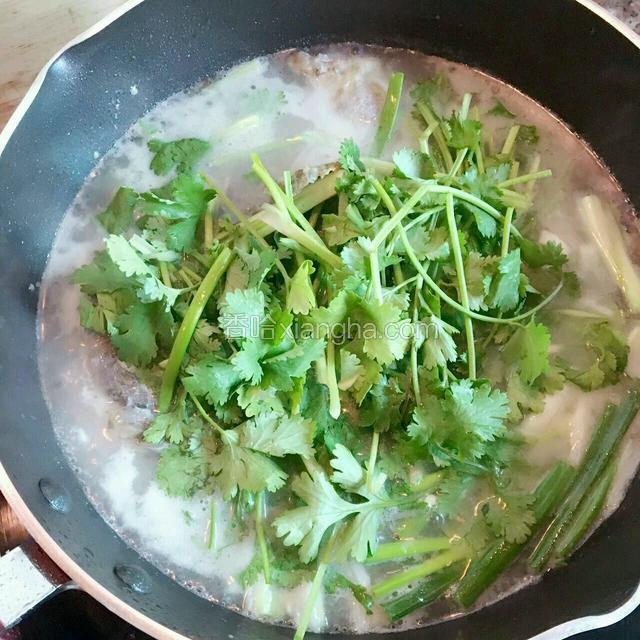 先往锅里加少许花生油.盐.胡椒粉，再加入香菜.葱末