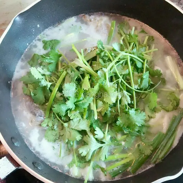 先往锅里加少许花生油.盐.胡椒粉，再加入香菜.葱末