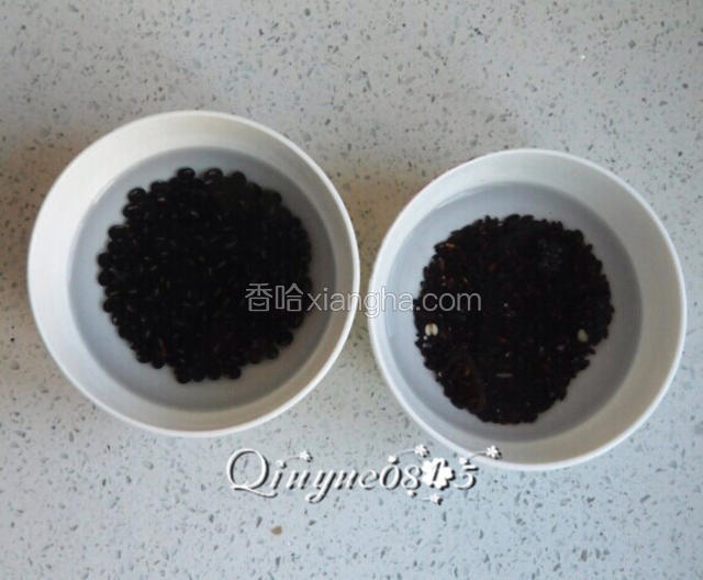 把黑豆、黑米洗干净泡水