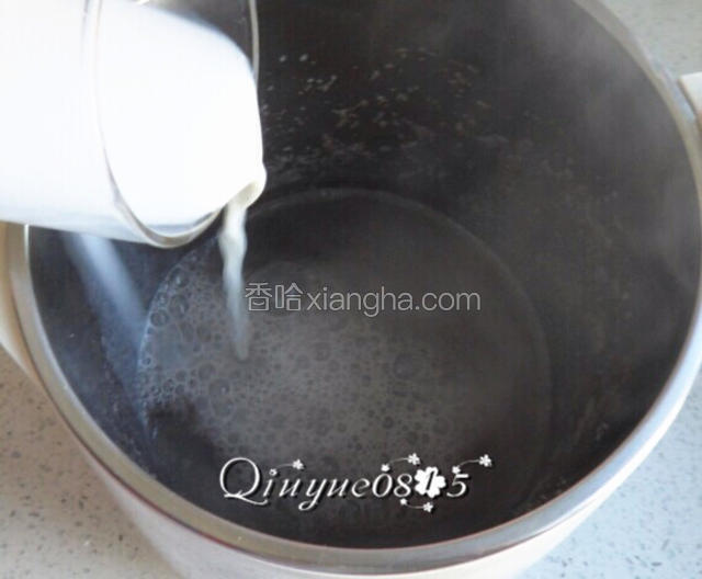 豆浆程序完成后，把牛奶倒入豆浆机，搅匀，盖上盖，差不多一两分钟吧（主要是把牛奶热一下）