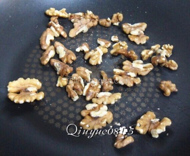 核桃仁用锅稍微炒一下