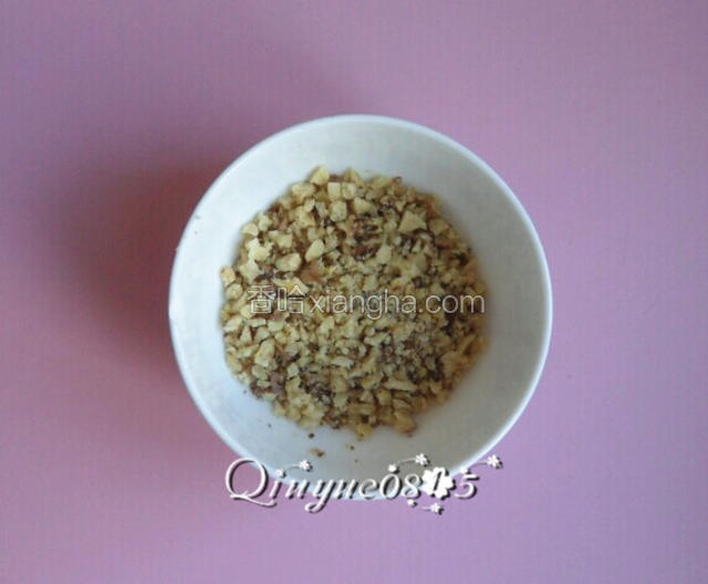 尽量搓去、吹去核桃皮，放案板，用擀面杖压碎、用刀切碎