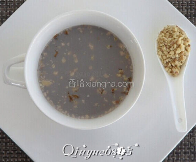 倒一碗豆奶，放适量的核桃仁碎。