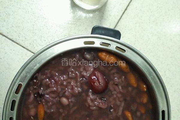 红豆黑米大枣枸杞粥