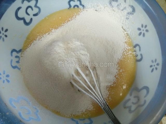 把过筛的低筋面粉和小苏打加入拌匀。