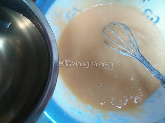 把凉晾的糖水分三次加入拌匀了。