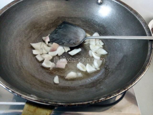 锅油热，爆香洋葱