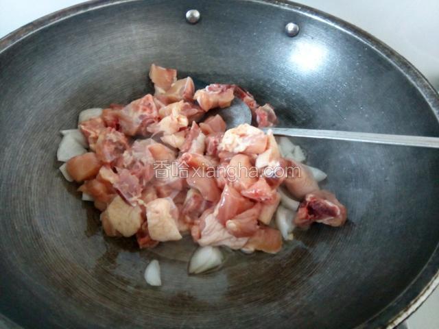 倒入鸡块加料酒，生抽翻炒
