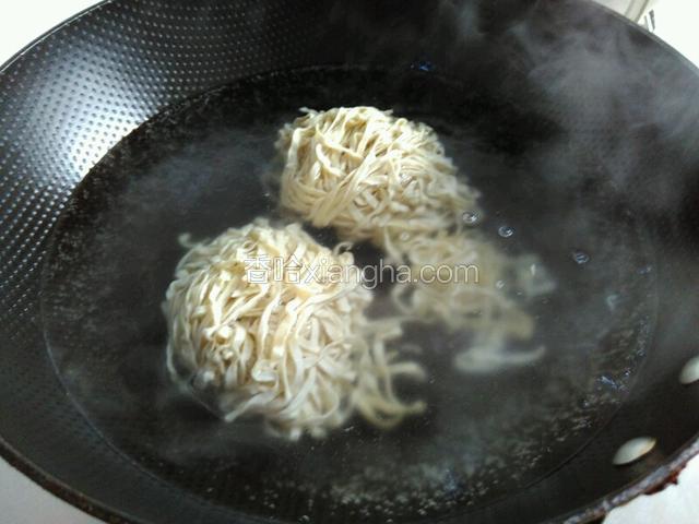 锅里水烧开，加少许盐放入面条