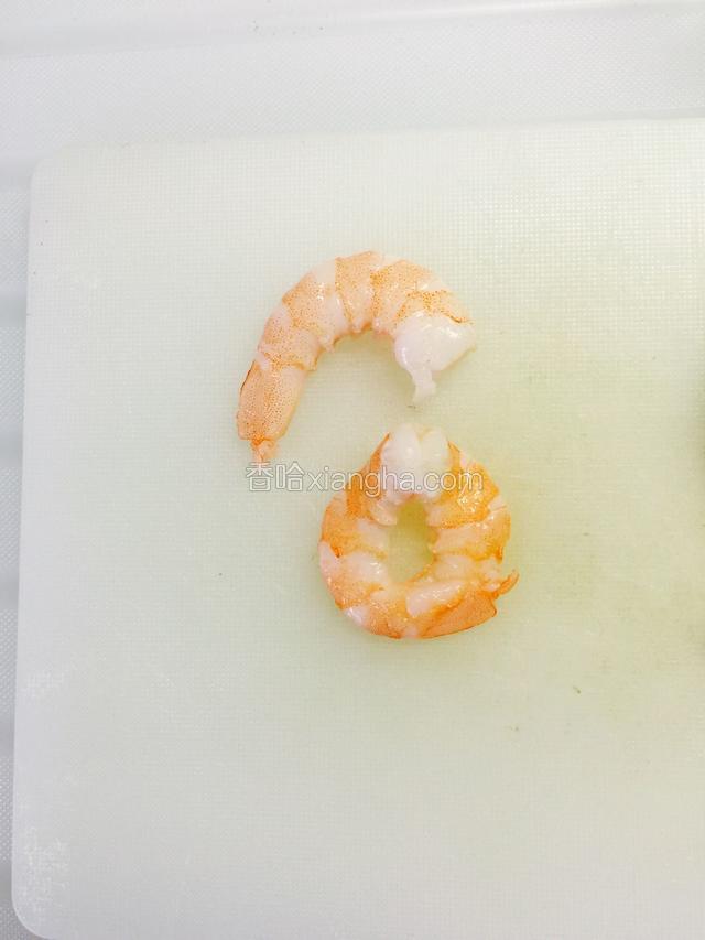 虾切成自己喜欢的大小，留2、3只完整的虾仁备用