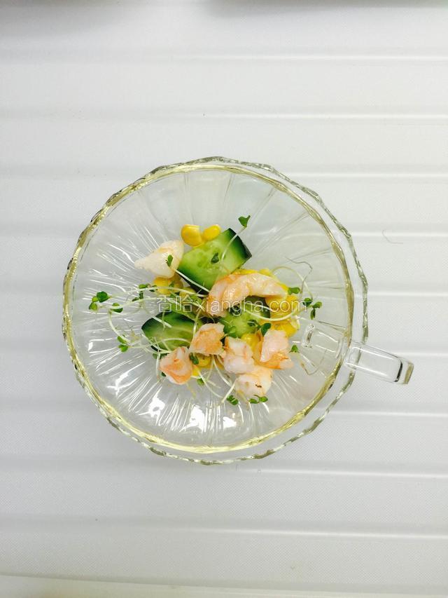 我今天用喝花茶的透明玻璃杯，往杯子里先随意摆上黄瓜，再撒些玉米粒，有生菜叶也随意撒上，再摆上虾仁，还有蛋白，这样的层次重复2～3次（按自己食材的量来做）