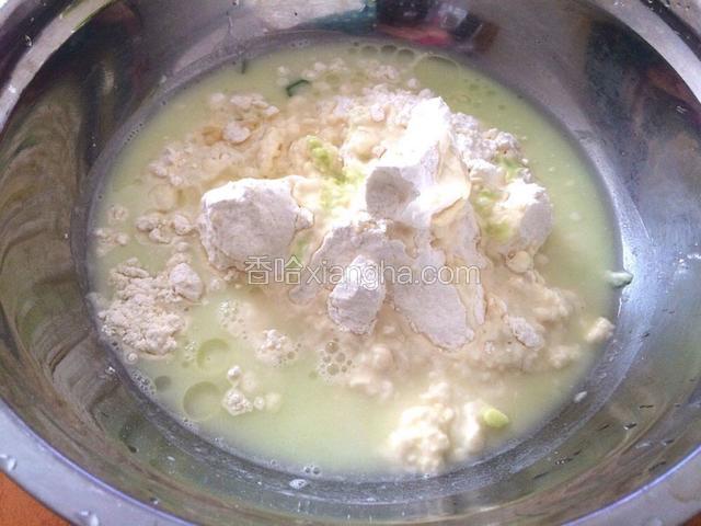 面粉里加入温水与韭菜汁一起和面