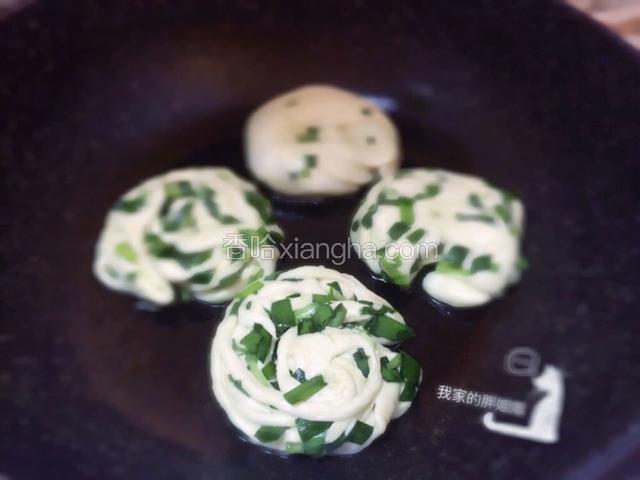 锅里加入适量食用油烧热，把饼放入锅开中小火，慢煎