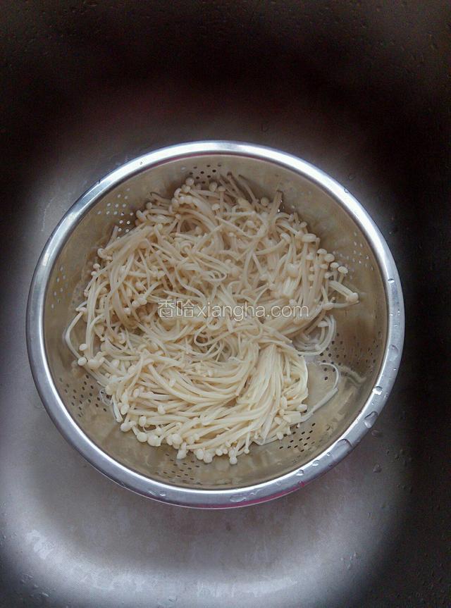 烫好凉水冲一下，控水，挤出水份，我用的是过滤水。