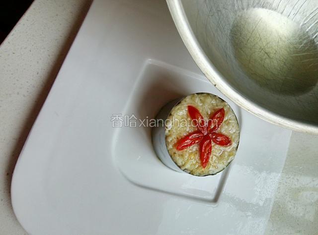 均匀的倒在蒜上面，然后拿掉模具。