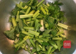 芹菜炒黄豆芽的做法图解2