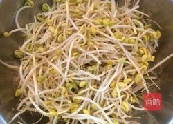 芹菜炒黄豆芽的做法图解1