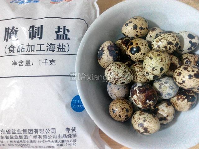 材料鹌鹑蛋、海盐