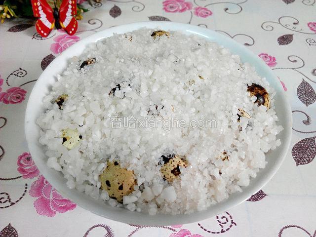 出锅后、还不能吃哦、就这样盐焗着放一天(这样才入味、想更入味可以敲裂鹌鹑蛋壳)