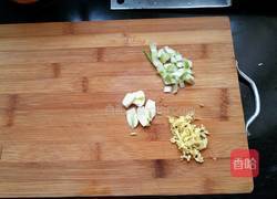 苦瓜炒肉片的做法图解1