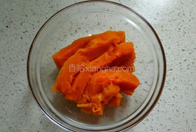 蒸软后取出放在碗中凉一会