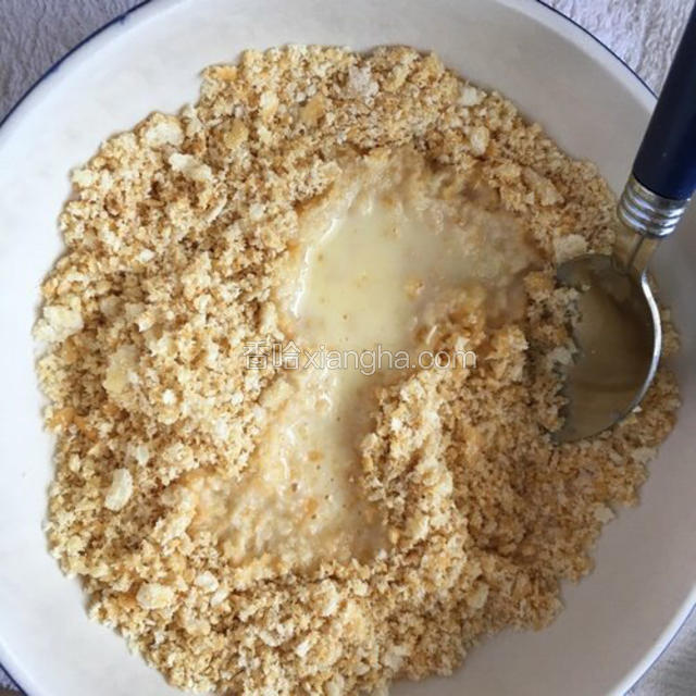 然后把牛油用微波炉打热约30 秒-1 分钟 至融化。然后倒入饼干碎在一起搅拌 （搅拌后像湿的沙一样）