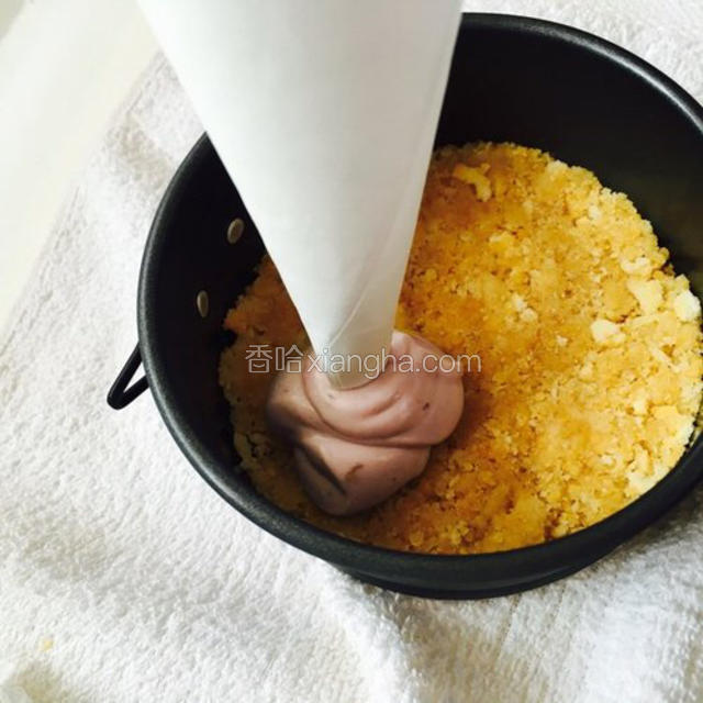 然后把所有材料倒入烤盘里，烤箱预热10 分钟。160 度烤25 分钟，拿出来待冷却后放入冰箱4-6 个小时