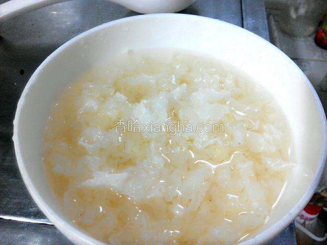 银木耳泡软，用手搞小块